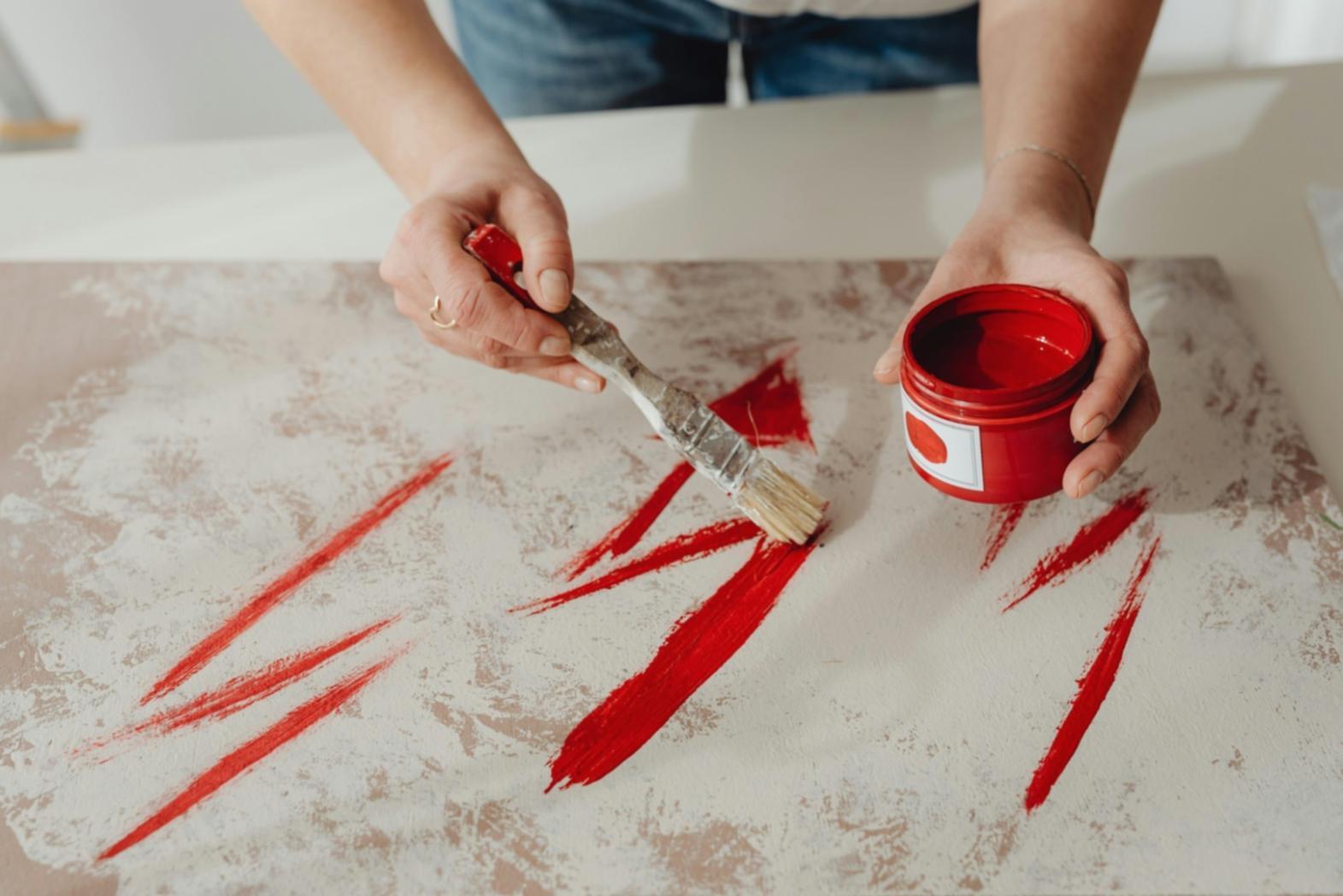 Verschiedene Zeichentechniken und Materialien im Einsatz