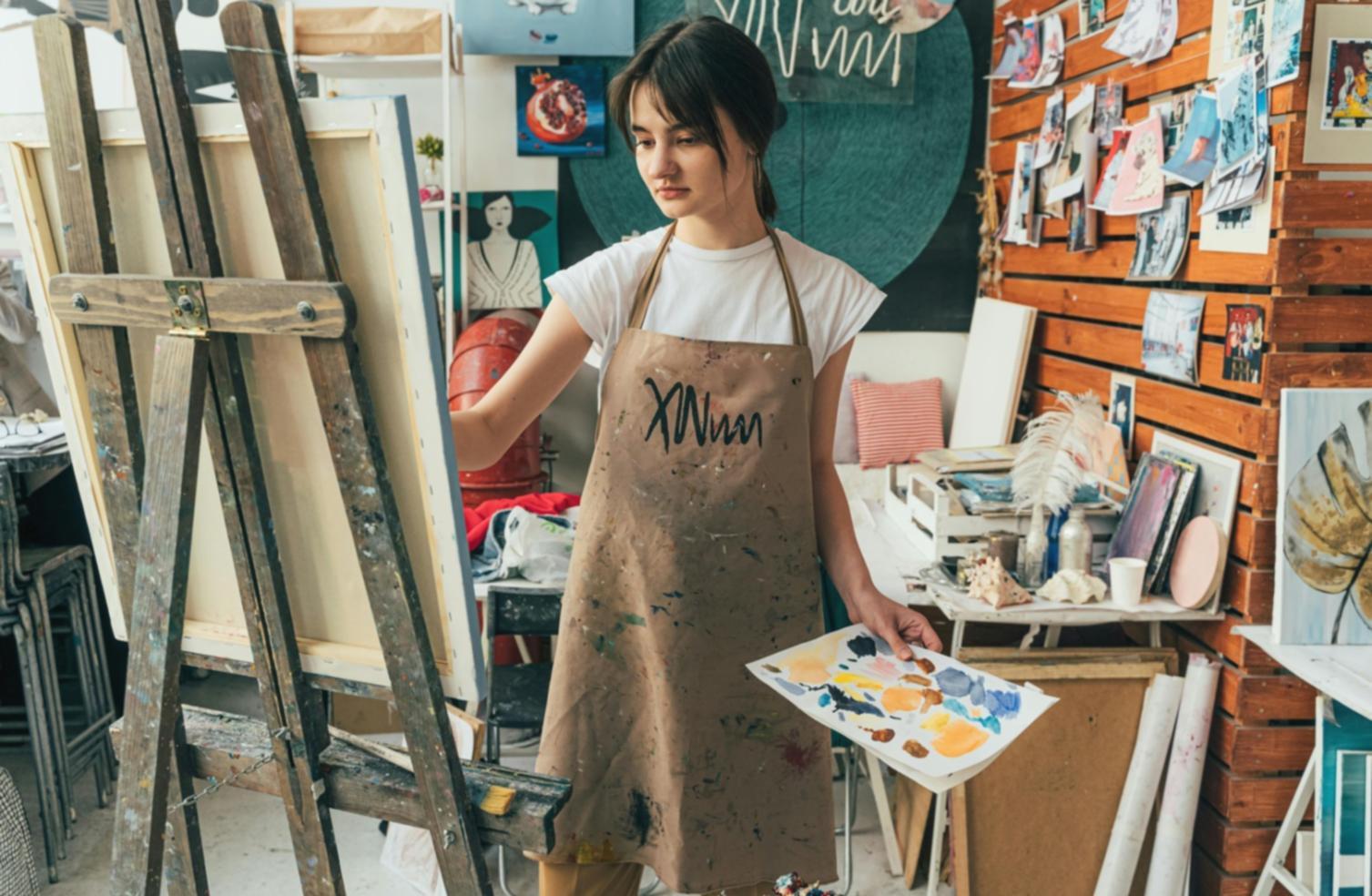 Zeichenmaterialien und erste Übungen auf einem Arbeitsplatz