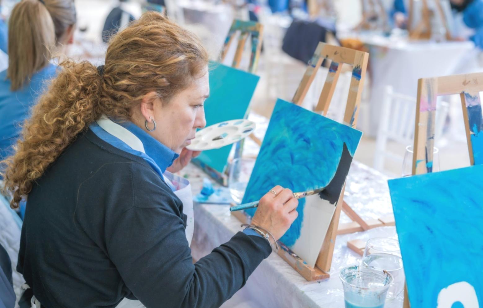 Moderne Lernumgebung mit natürlichem Licht und professioneller Ausstattung