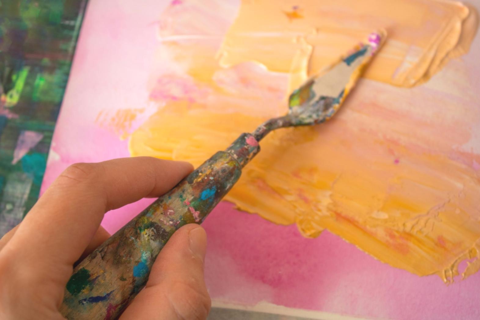 Teilnehmer beim praktischen Zeichenunterricht in entspannter Atmosphäre