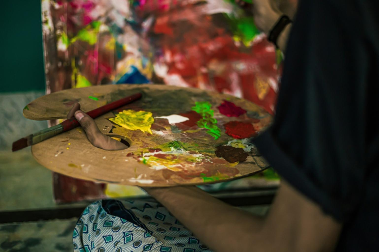 Kreative Zeichenwerkstatt mit verschiedenen Materialien und Kunstwerken