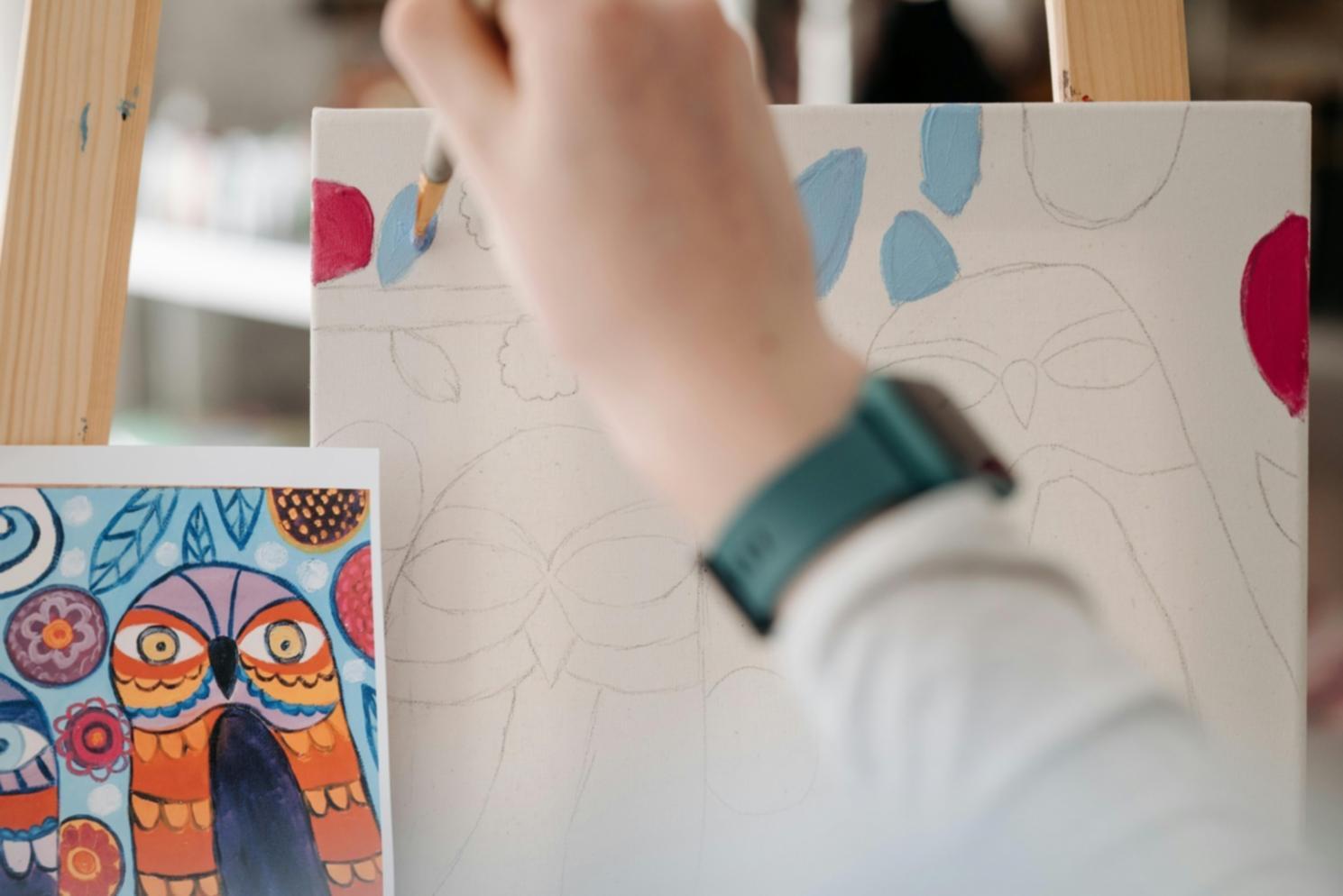 Gruppe von Menschen beim gemeinsamen Zeichnen in entspannter Atmosphäre